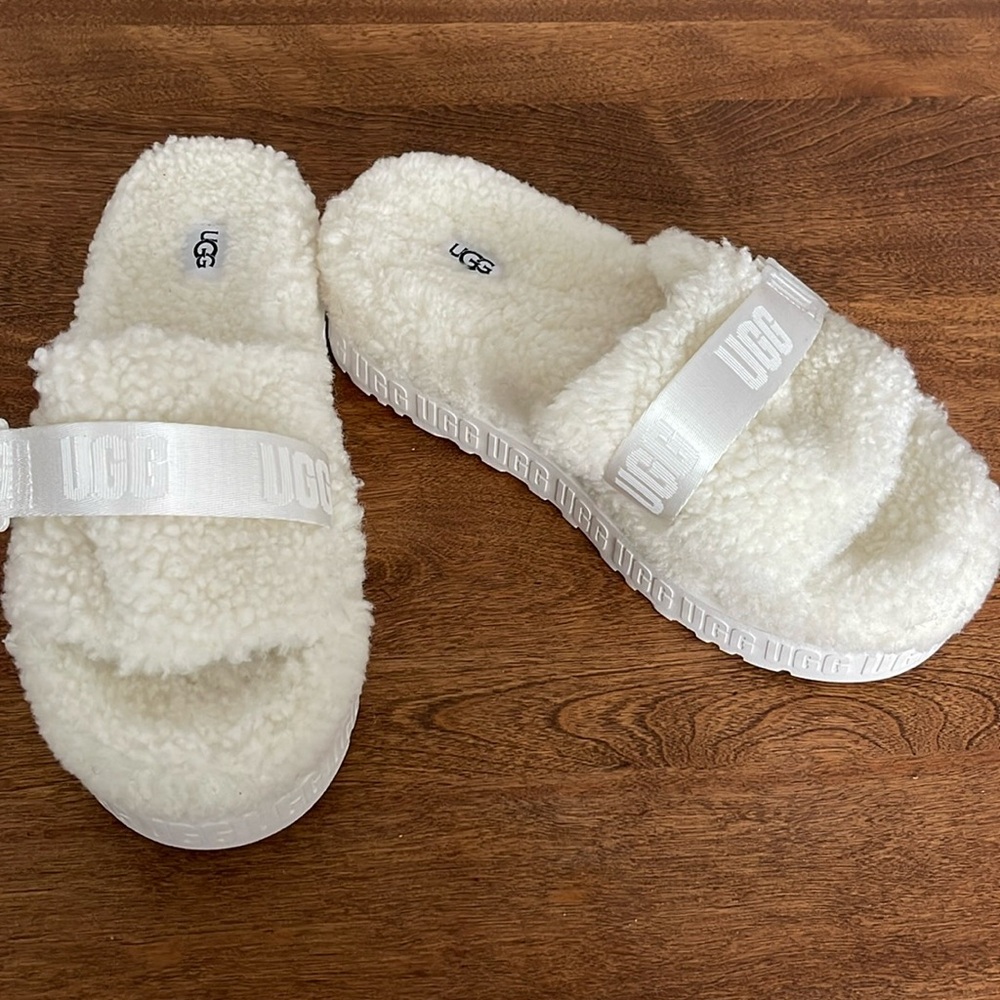 UGG Women’s Fluffita Slippers Slides Platform Sandals White Size 9 NWOB